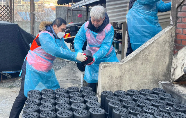 한국타이어 임직원들이 지난 13일 대선시 대덕구 연축동 취약계층 가정을 방문해 300여장에 달하는 연탄을 전달했다. 한국타이어 제공